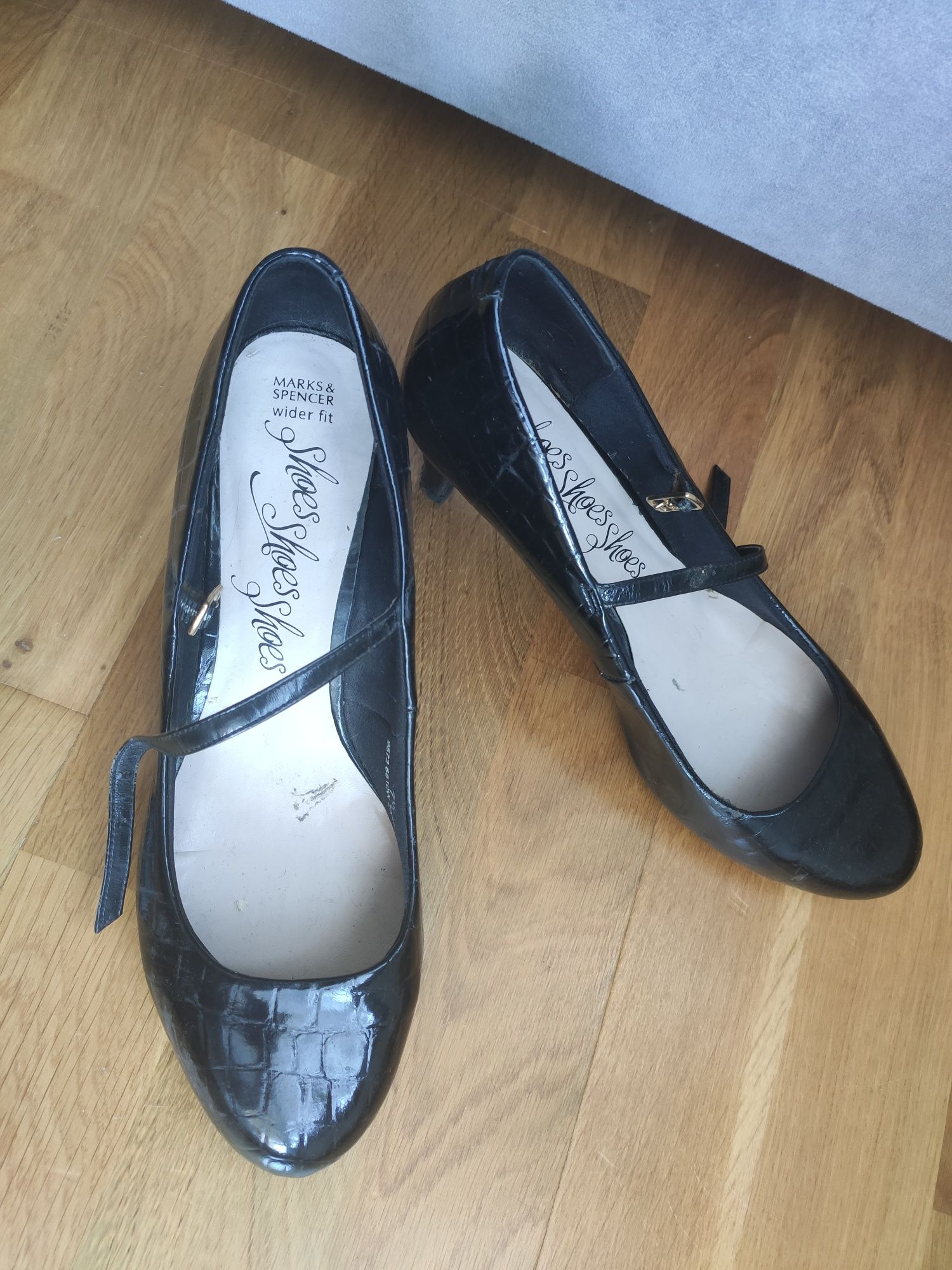 Buty lakierowane na obcasie