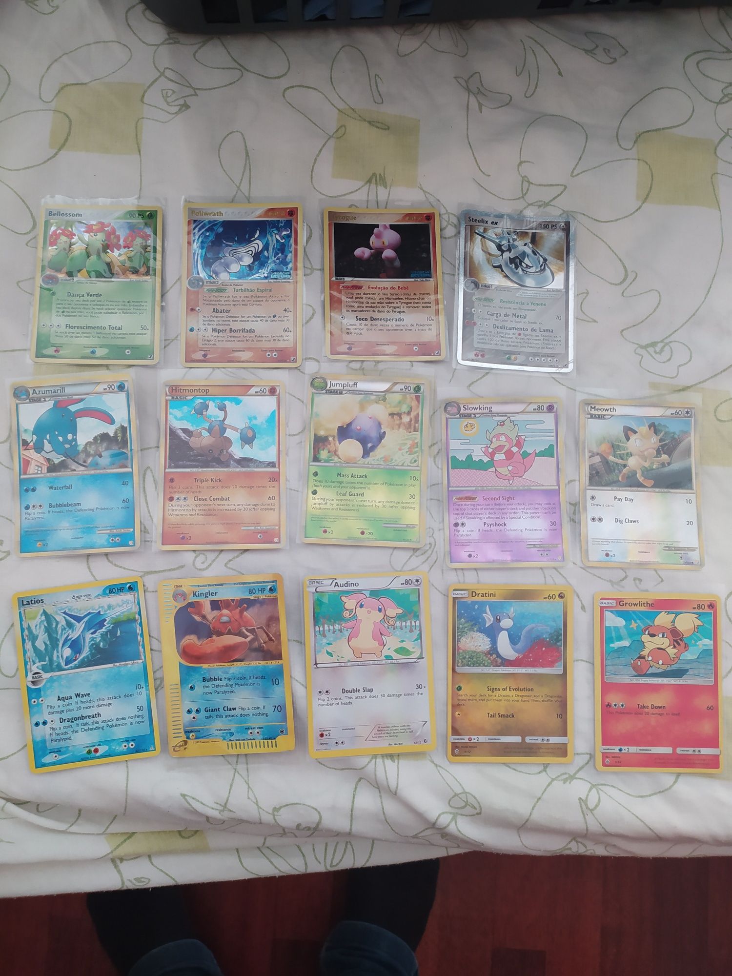 13 cartas pokemon holográficas de várias edições