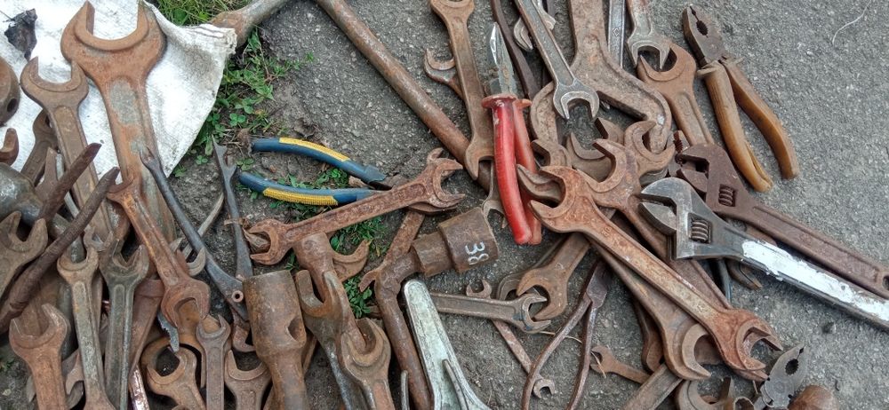 Інструменти на вагу. Ключі рожкові. Молотки. Топори.