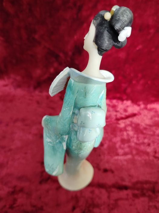 Статуэтка  японка..