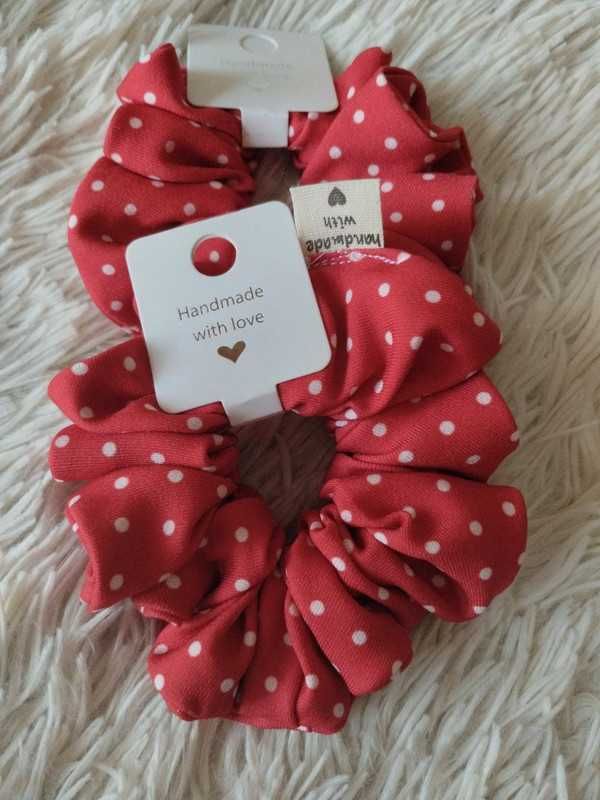 Czerwona gumka scrunchie / białe groszki