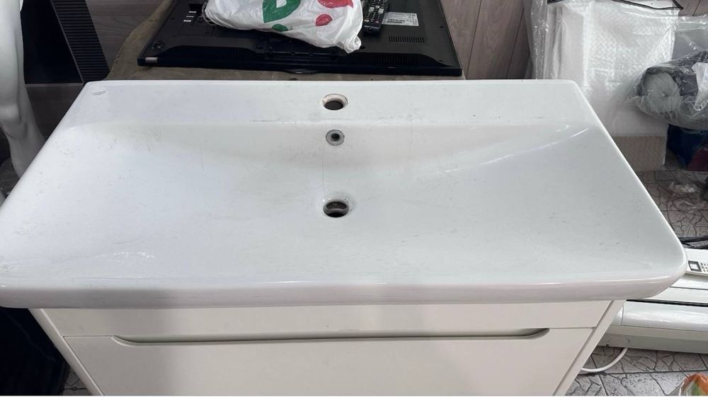 Умывальник с тумбой + смеситель (кран)