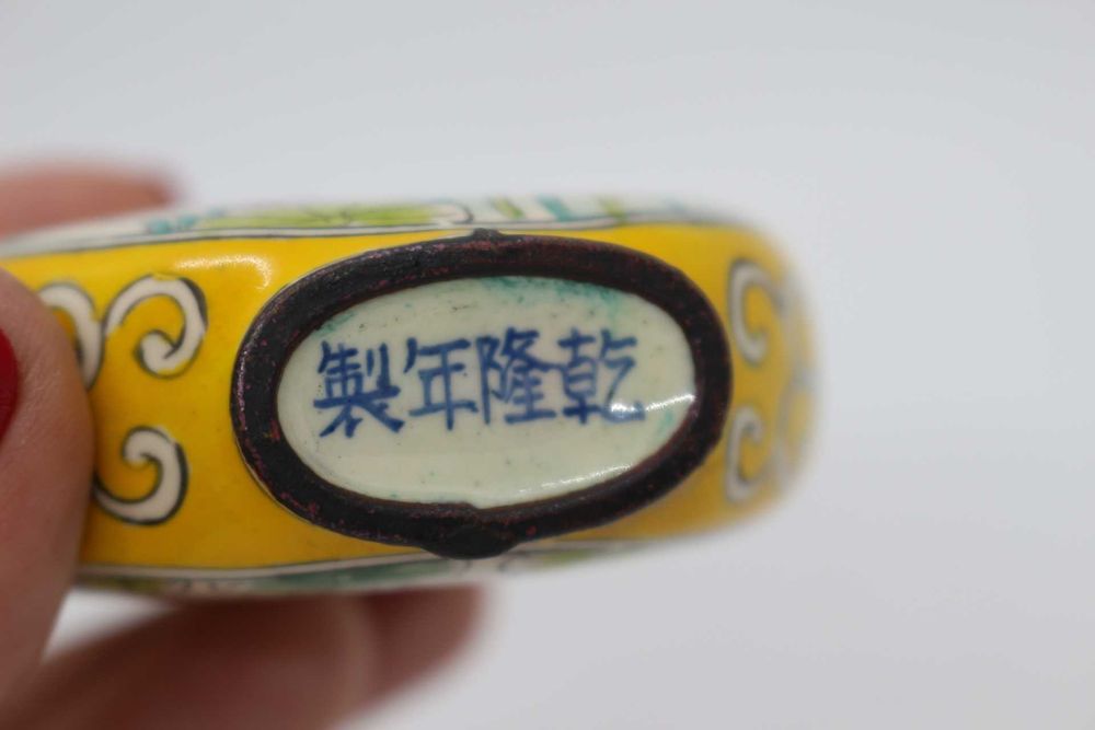 Antiga Snuff Bottle Esmaltada Pintada a Mão Carpas