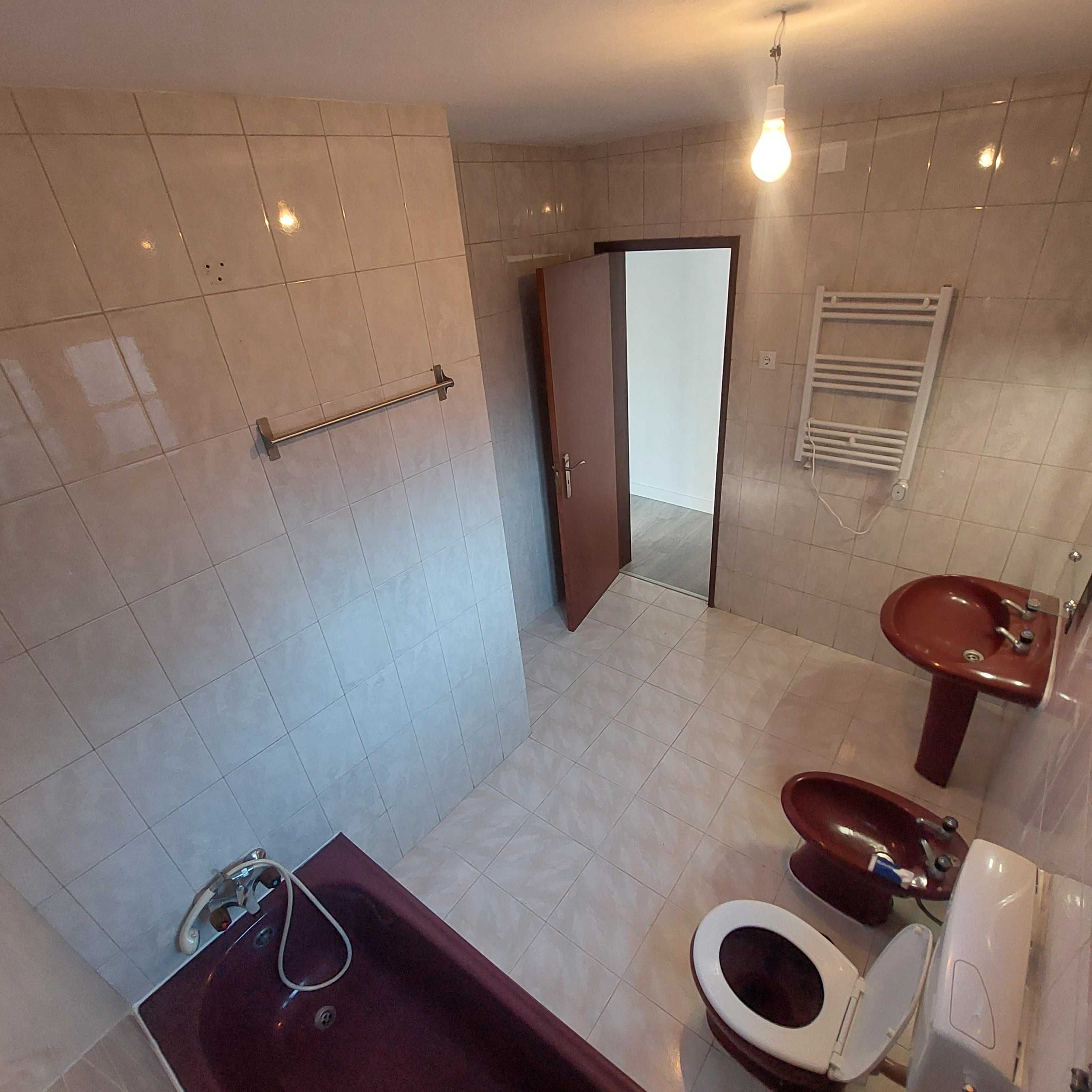 Alugo casa na aldeia com 4 quarto