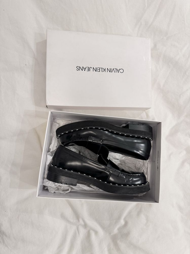 CK Nilce loafers czarne skórzane pótbuty z cwiekami 37 calvin klein