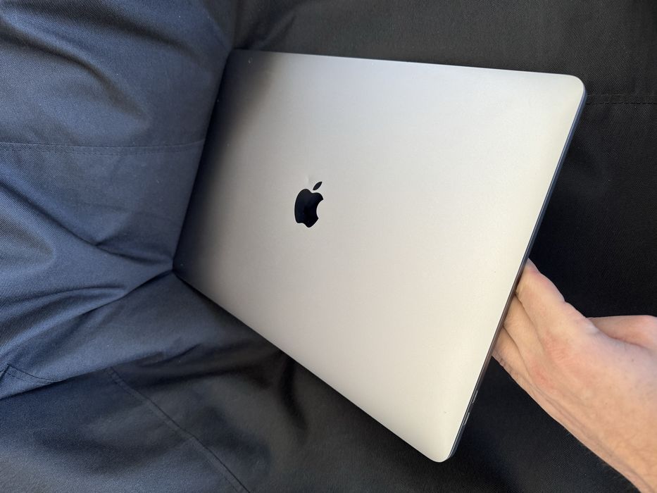 MacBook Pro 15 inch A1990 i9 32/512GB