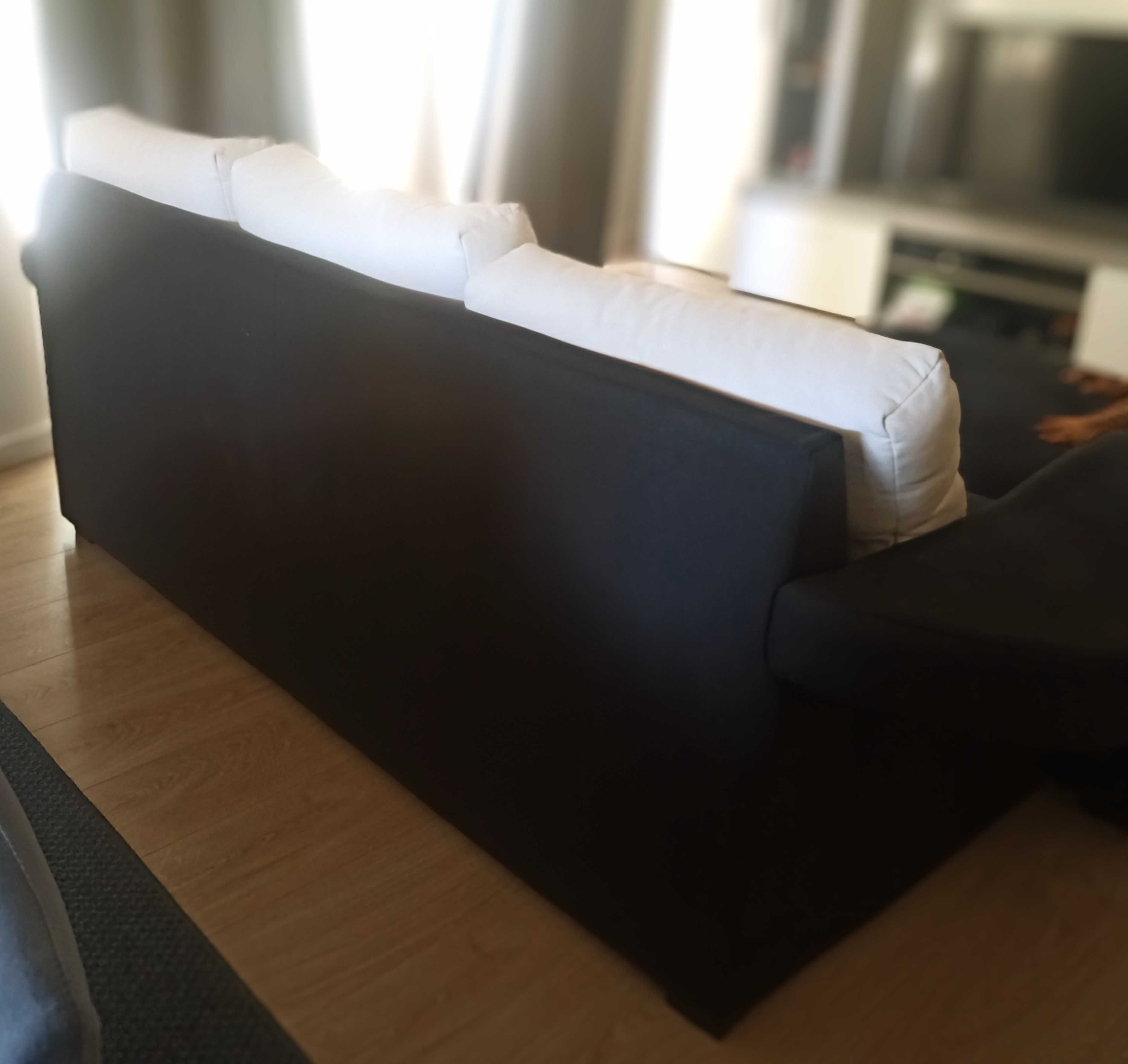 Sofá preto com encostos em branco Bom Estado