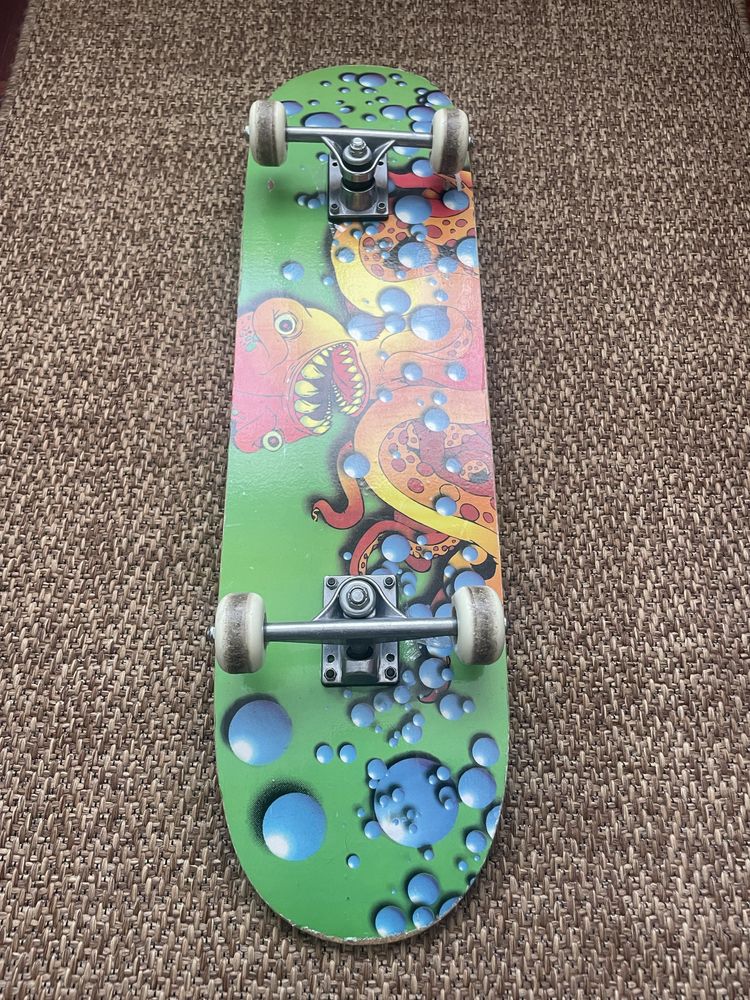 Skate verde com monstro usado