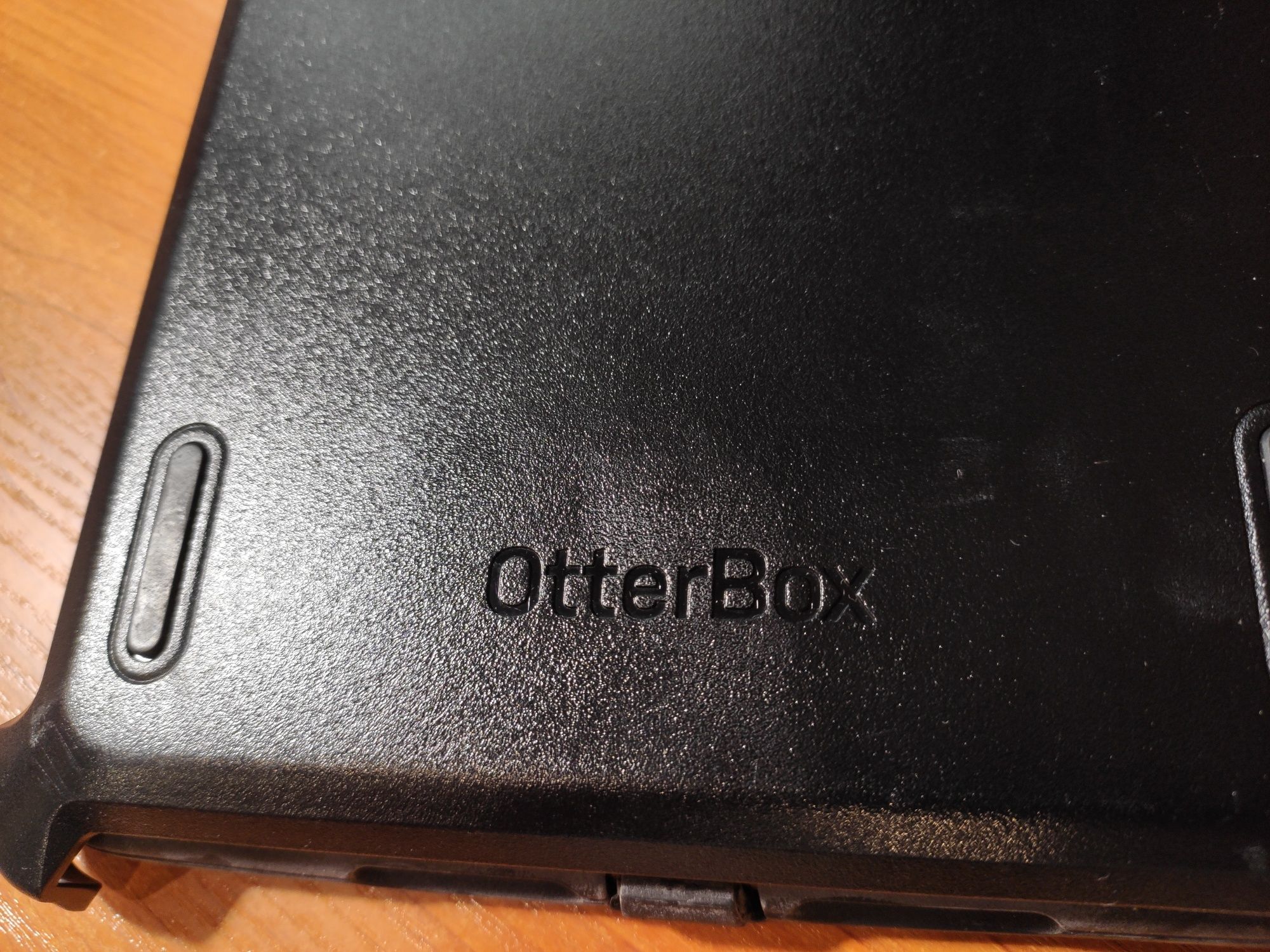 Продается чехол фирмы OtterBox для iPad.