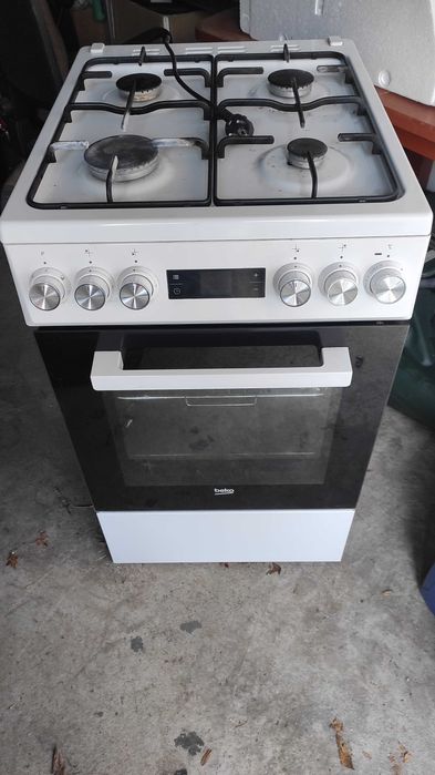 Kuchenka gazowa BEKO FSE52320DWD z elektrycznym piekarnikiem
