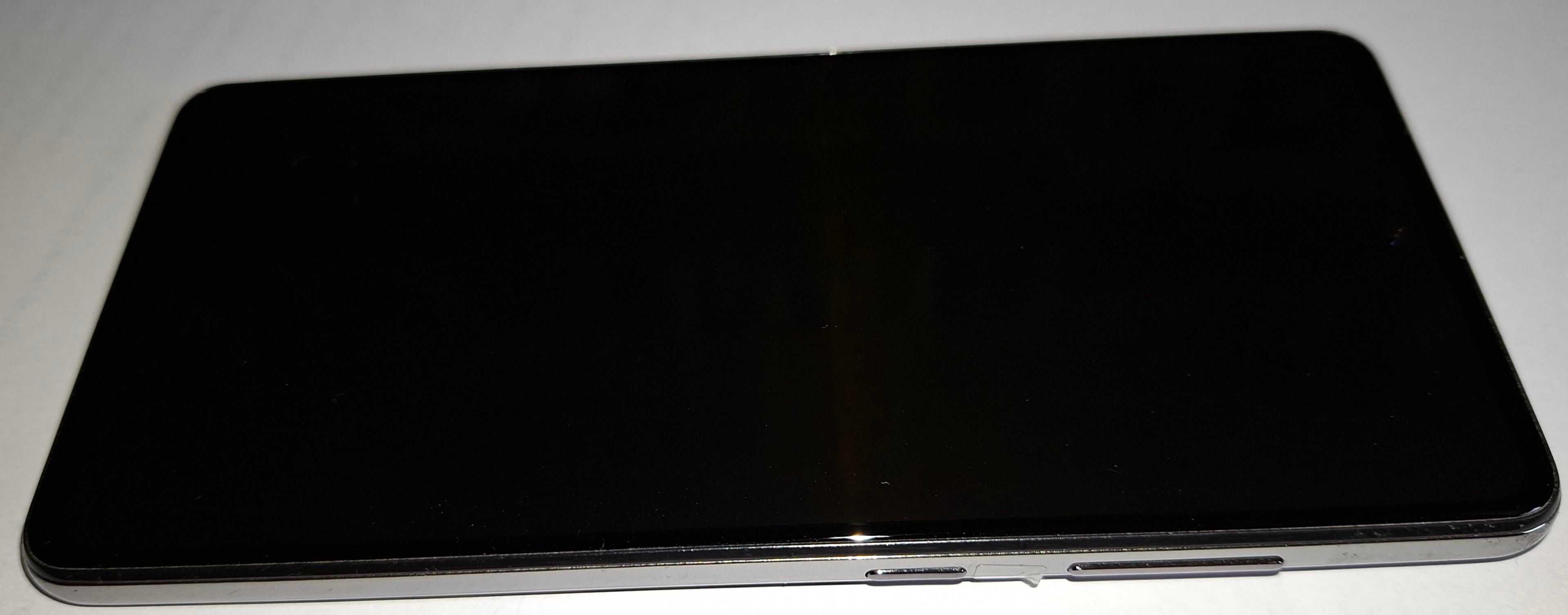 Samsung Galaxy A52s 5G + oryginalna ładowarka + pancerne etui Spigen