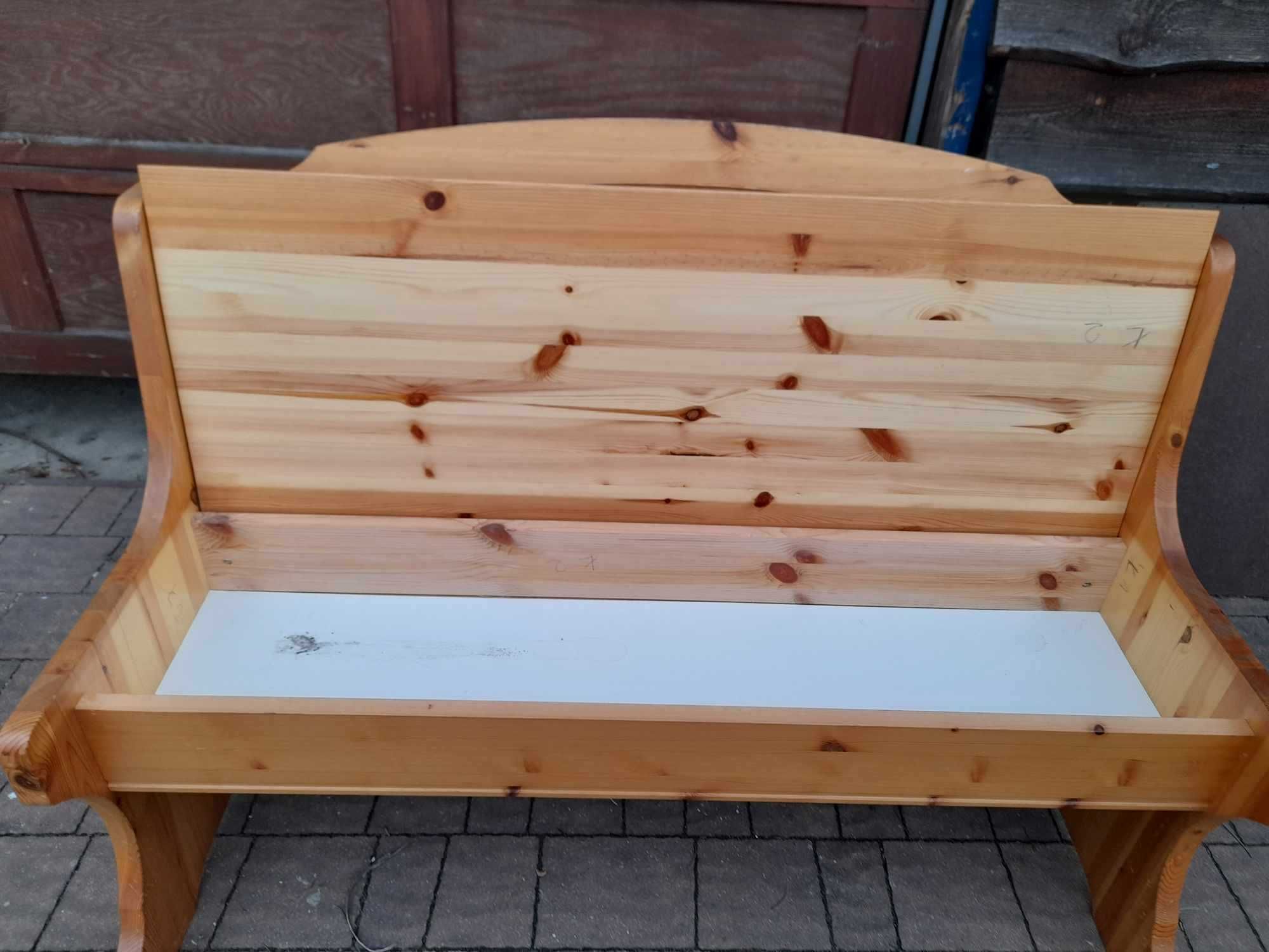 Drewniana ławka sosnowa, lite drewno , używana, lakierowana