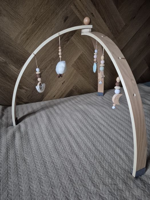 Stojak edukacyjny baby gym drewniany