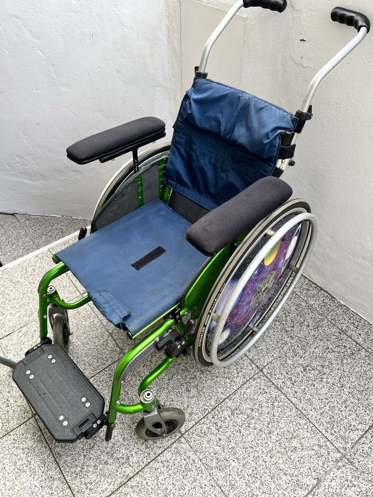 Cadeira de rodas para criança