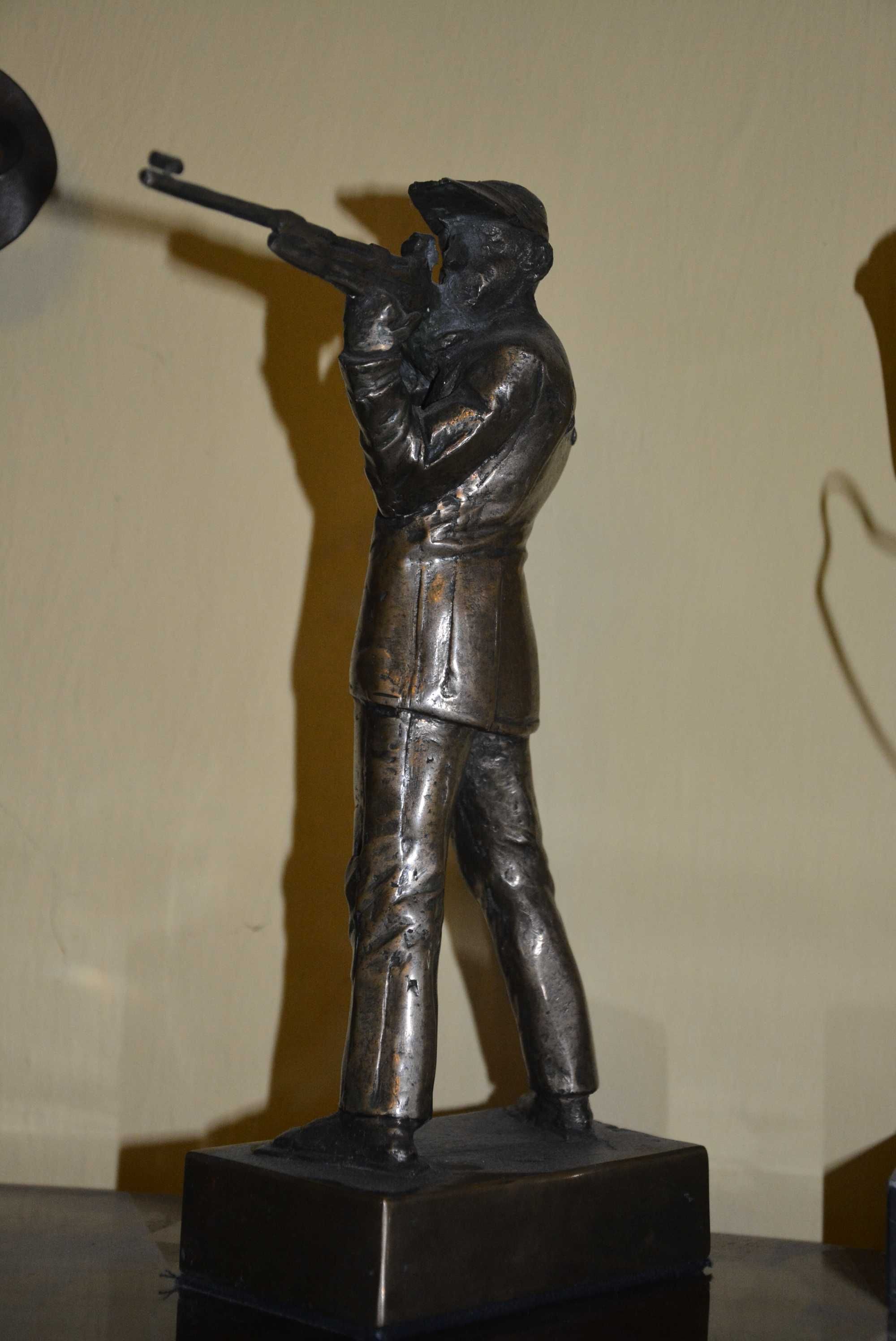Statuetka strzelca - karabin (mosiądz), praca artysty po ASP
