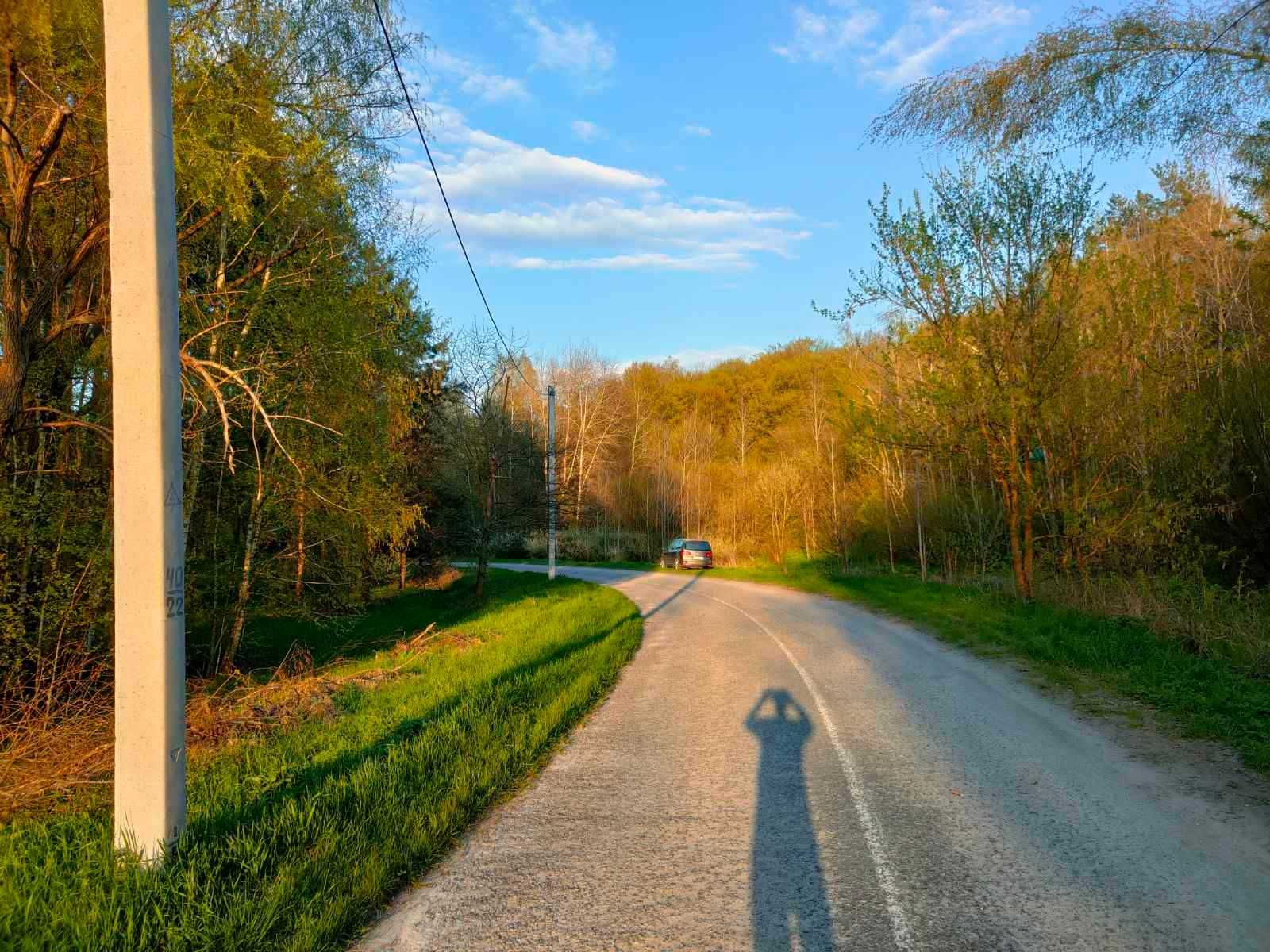 Є земельна ділянка  біля лісу, асфальт. Підійде під туристичний бізнес