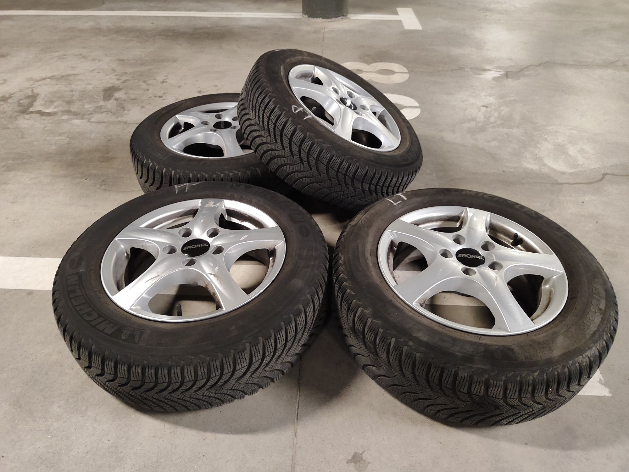 Felgi aluminiowe Ronal 15" z oponami zimowymi Michelin