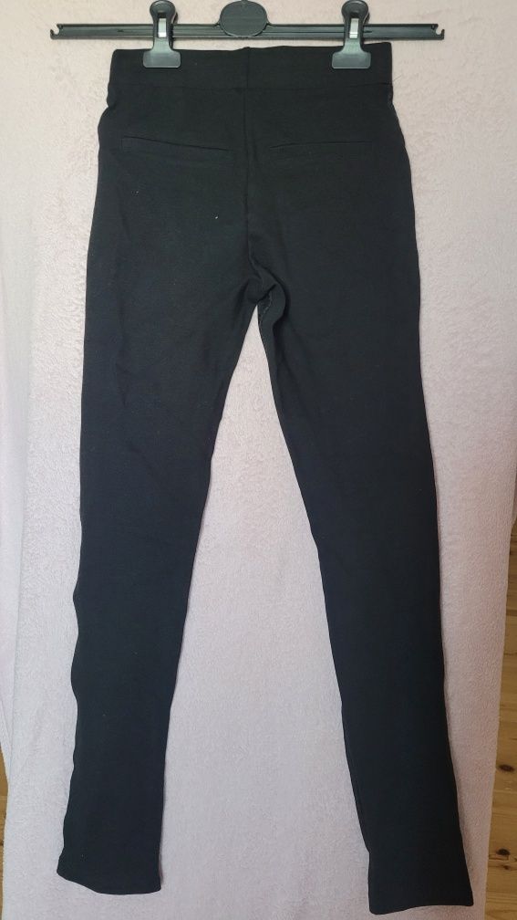 Czarne eleganckie spodnie ze wzorem w kwiatki