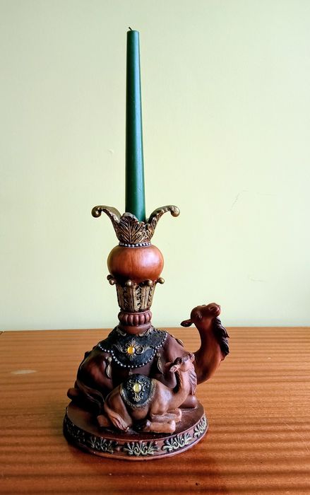 Świecznik z Tunezji w kształcie wielbłądów