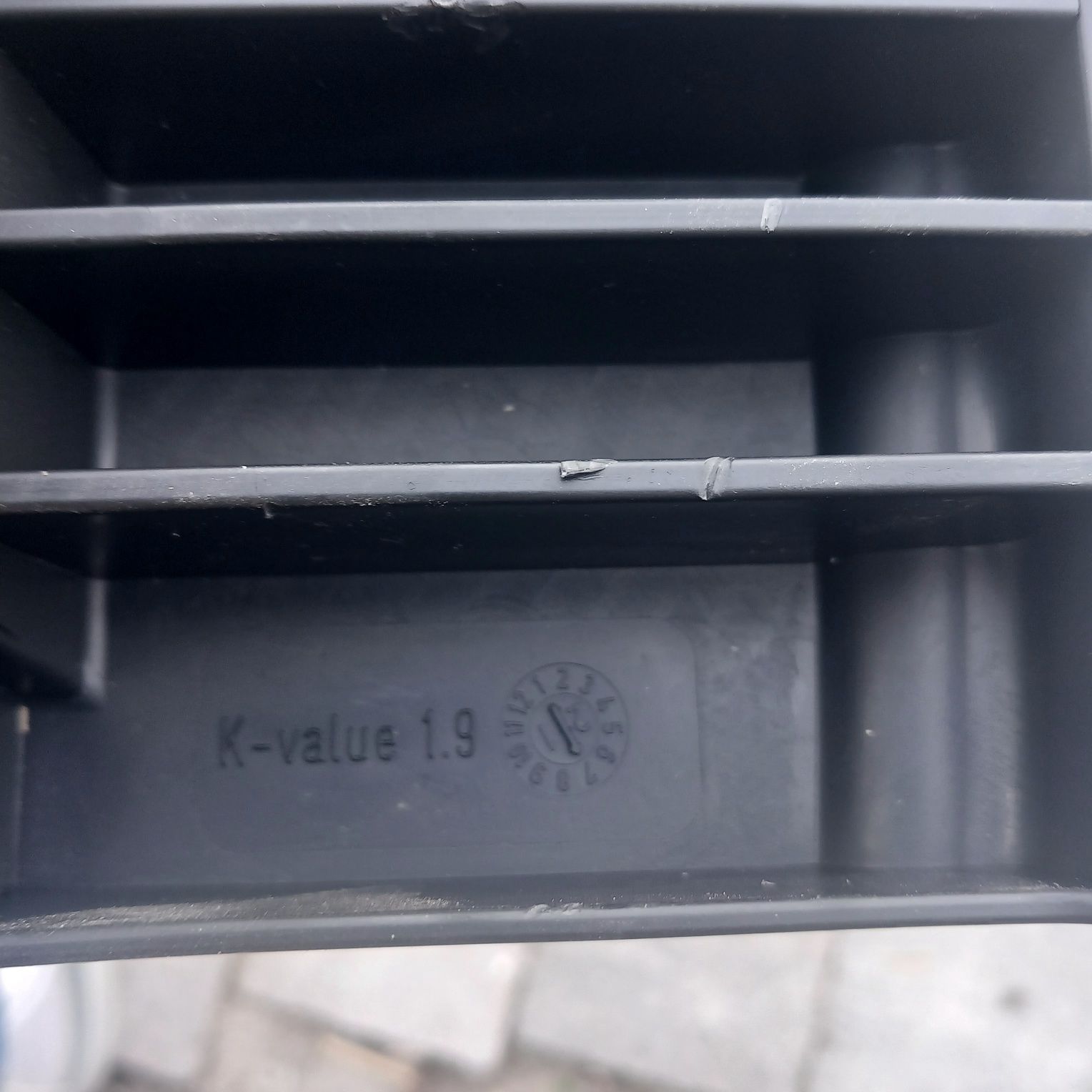 Plastikowy naroznik kątowy do spinania papieru