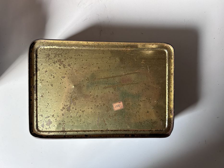 Caixa de lata antiga