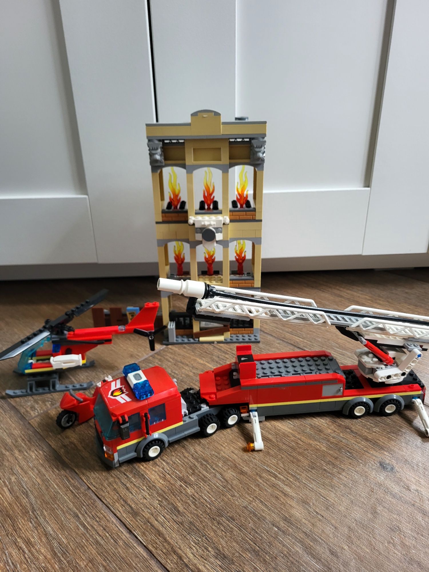 Płonący budynek Lego