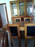 Conjunto de móvel, mesa extensível e 4 cadeiras em pinho mel