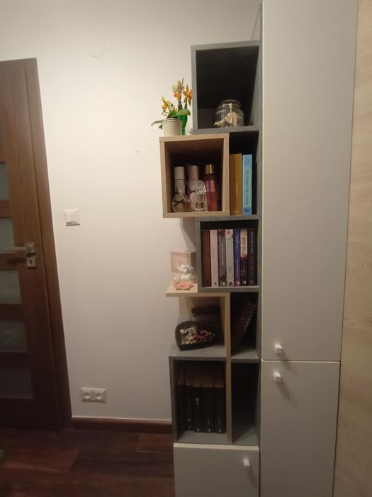 Regał z półkami, stan bardzo dobry