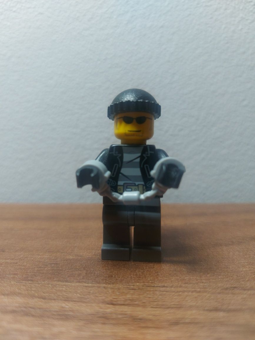 LEGO - minifigurka - złodziej