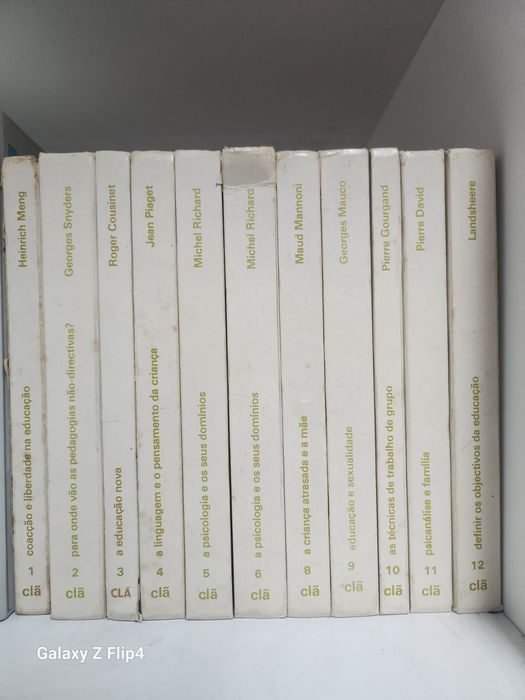 Vários livros de diversos temas.