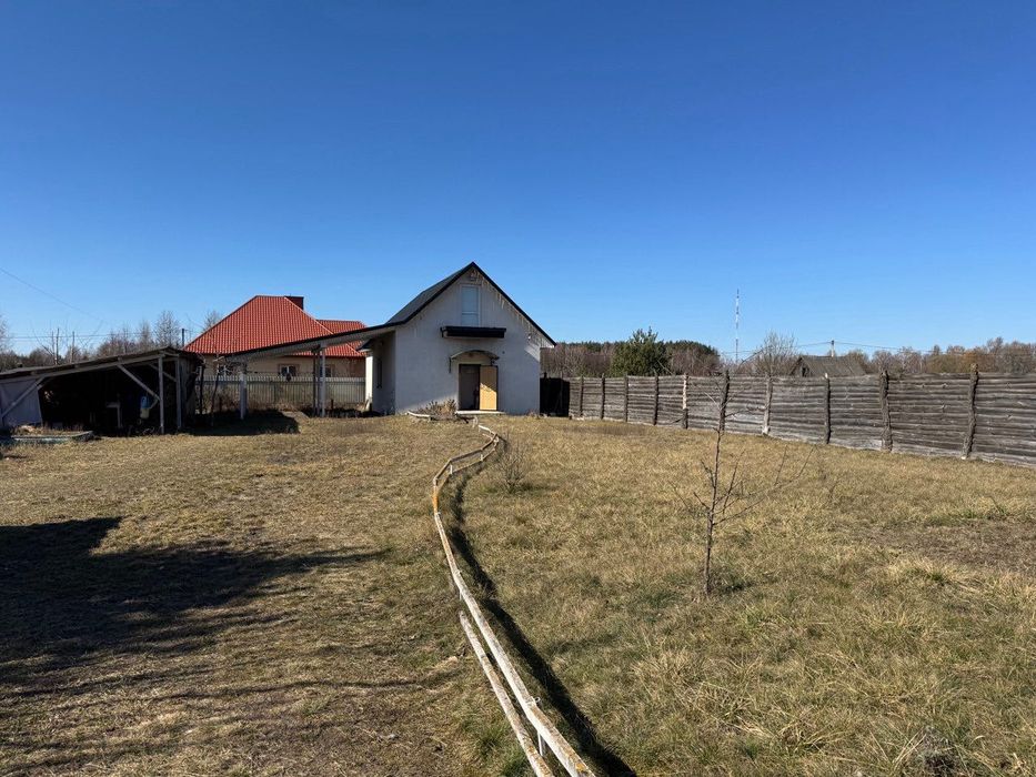 Невеликий будинок із земельною ділянкою