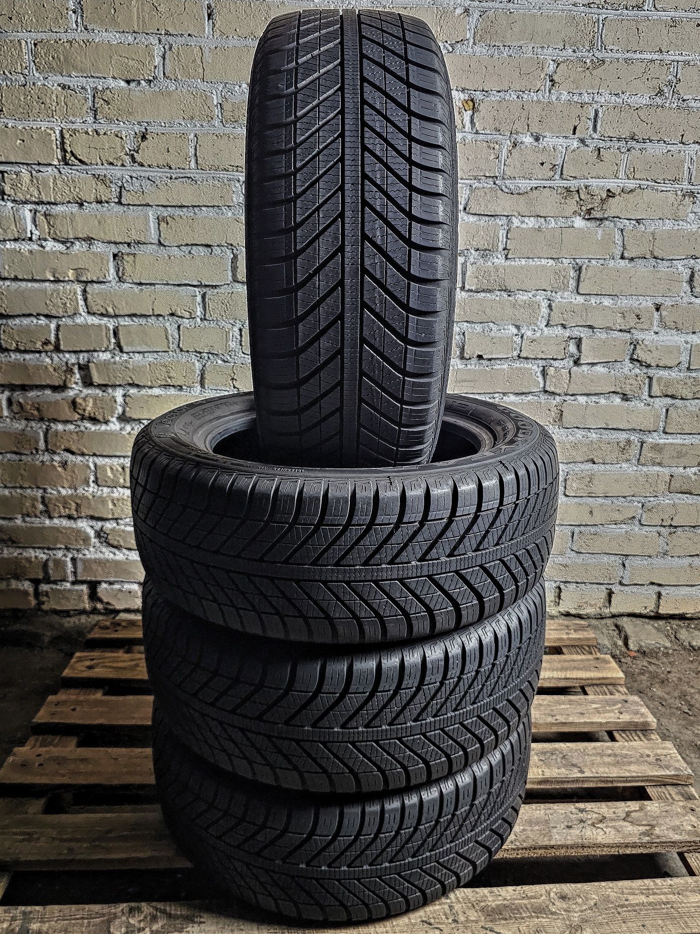 Шини 205/55r16 GoodYear | 8mm | 2023 | Преміум всесезонка | Стан нових