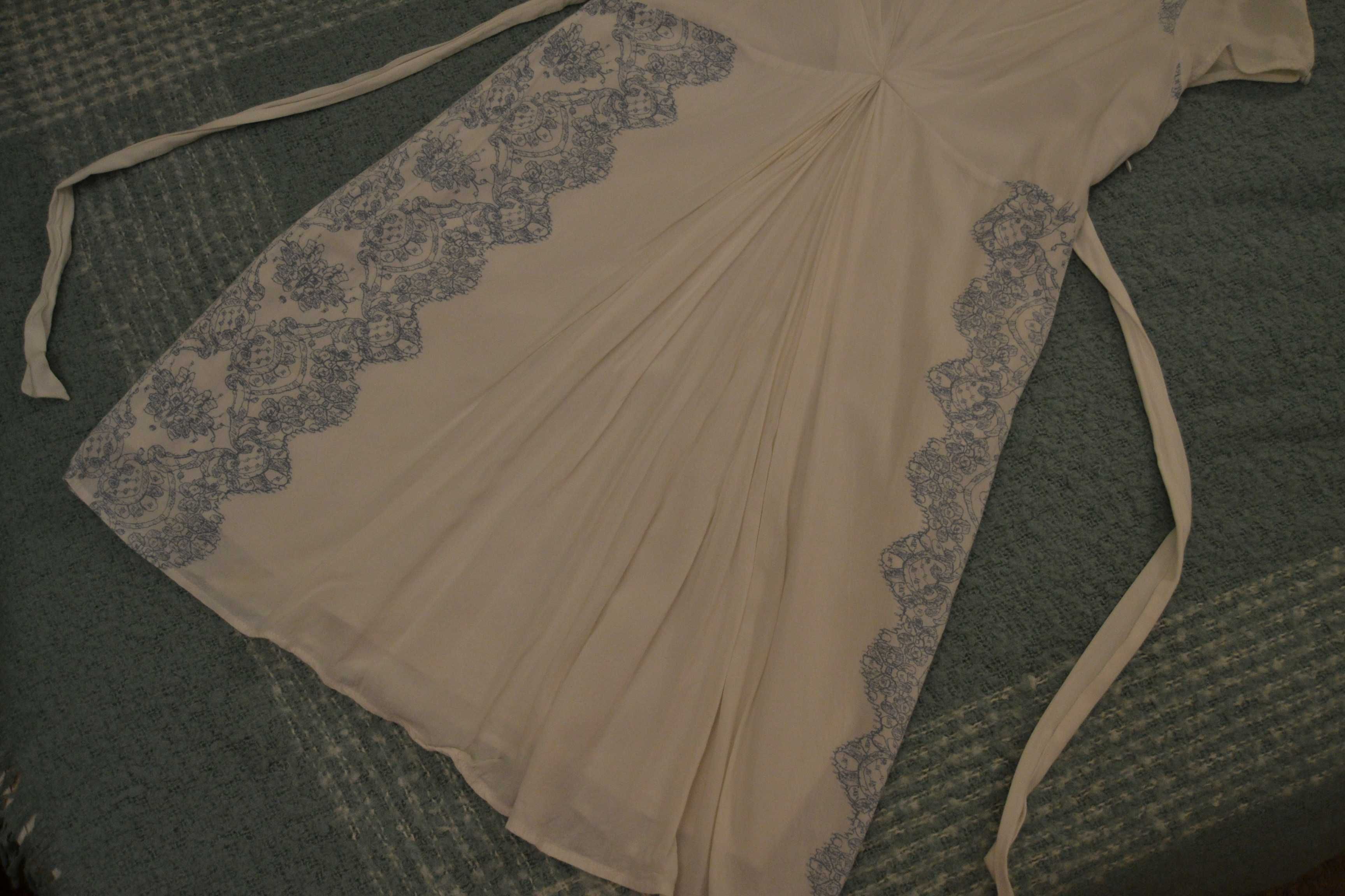 Biała sukienka z podszewką Promod L delikatny niebieski wzór