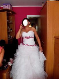 suknia ślubna z amarantowa koronką