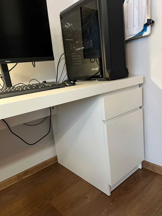 Solidne biurko IKEA MALM – idealne do pracy i nauki