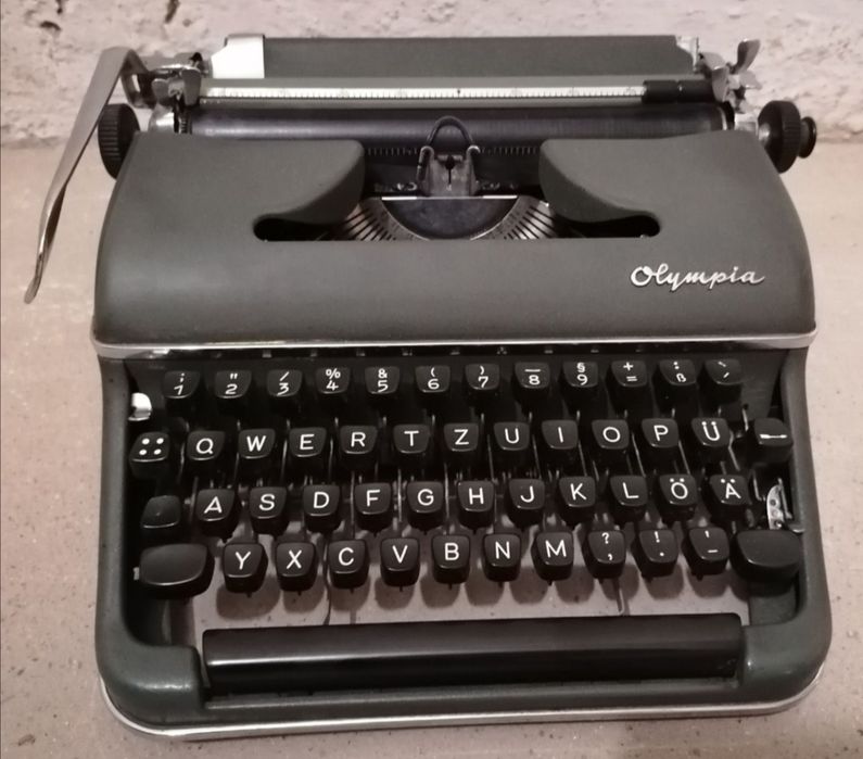 Sprzedam walizkową maszynę do pisania Olympia