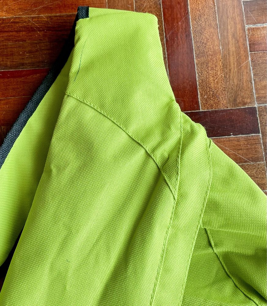 Mochila a tiracolo verde triangular