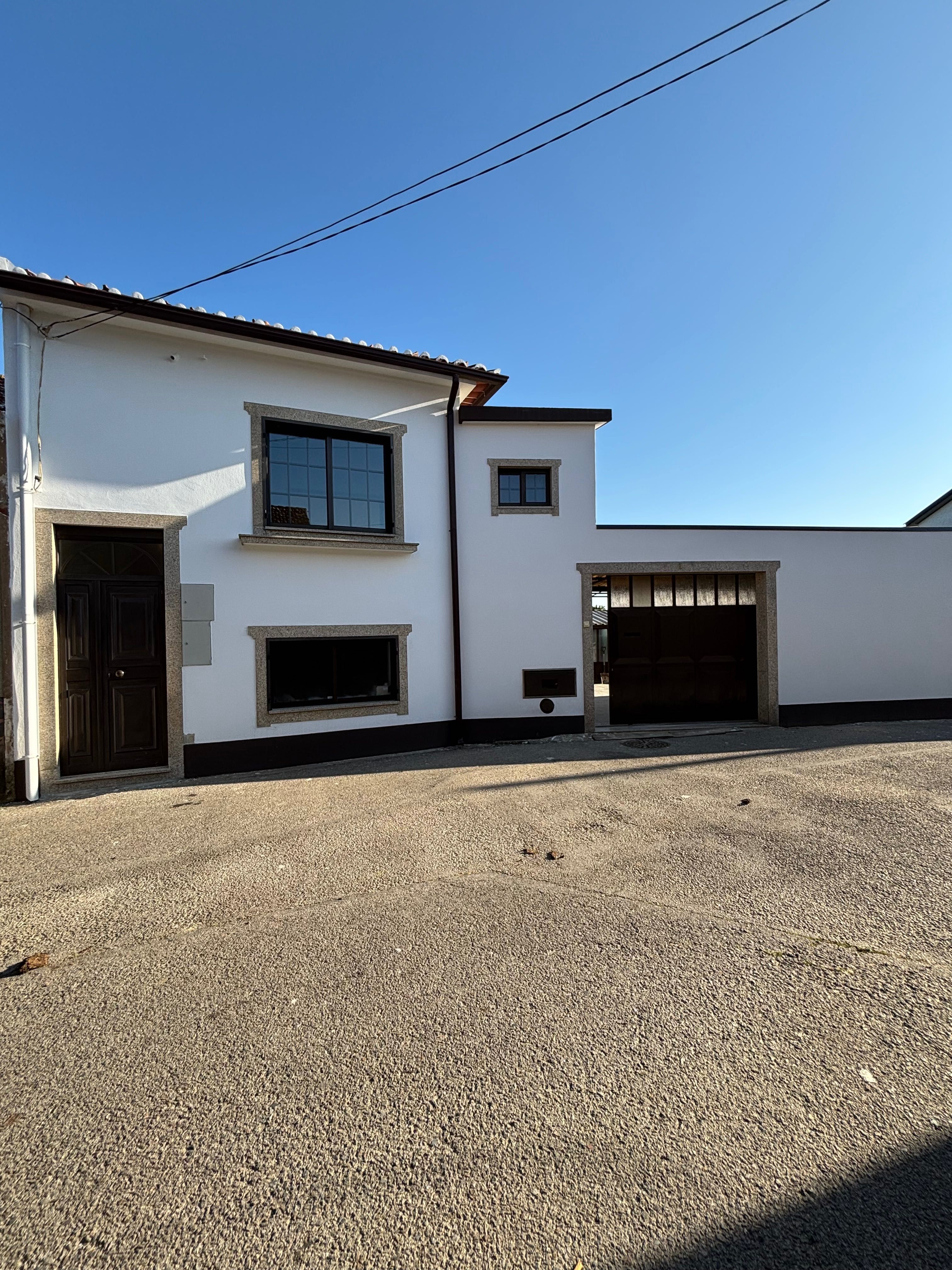 Aluga-se moradia T2