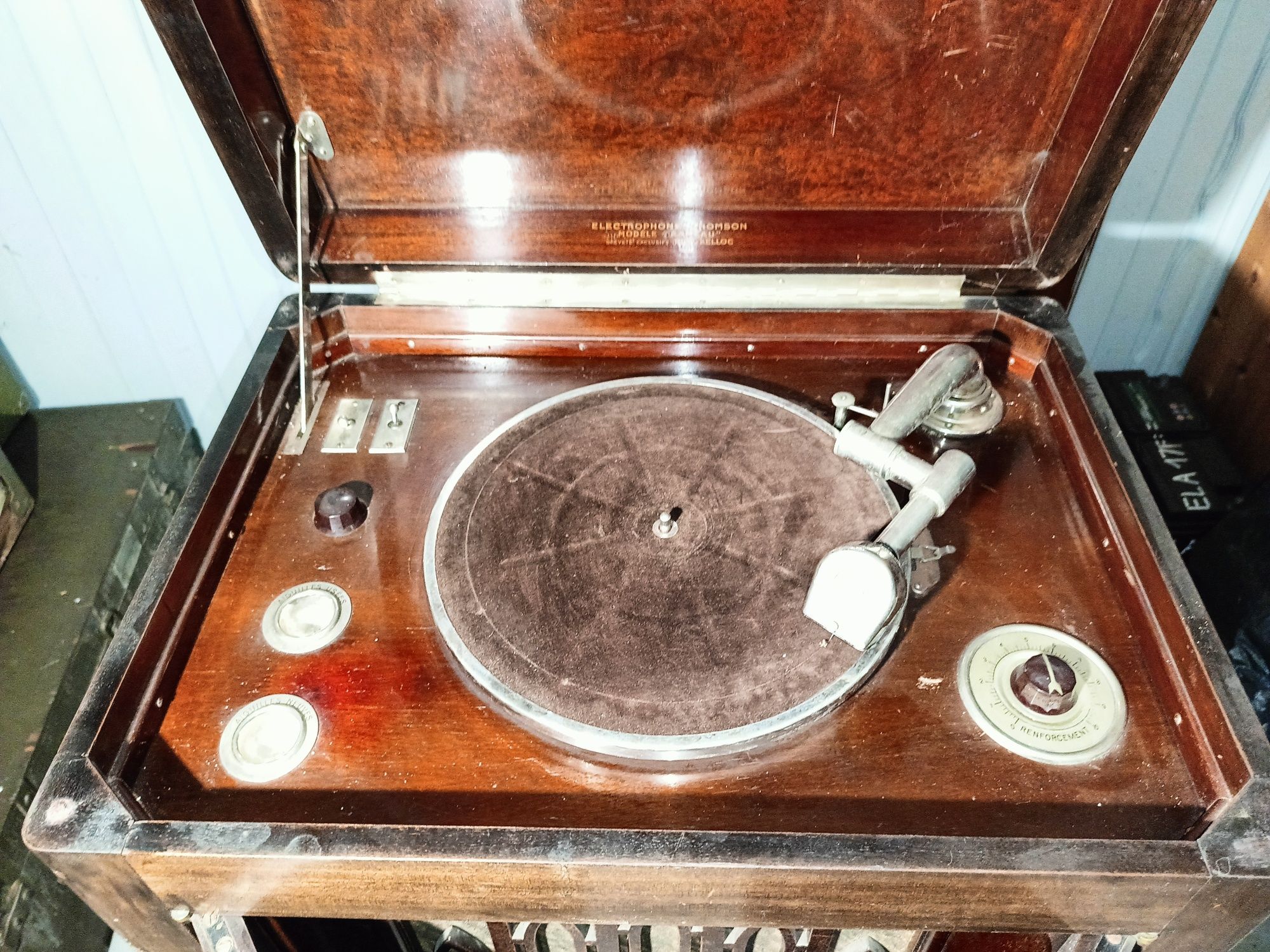 Stary gramofon szafkowy thompson