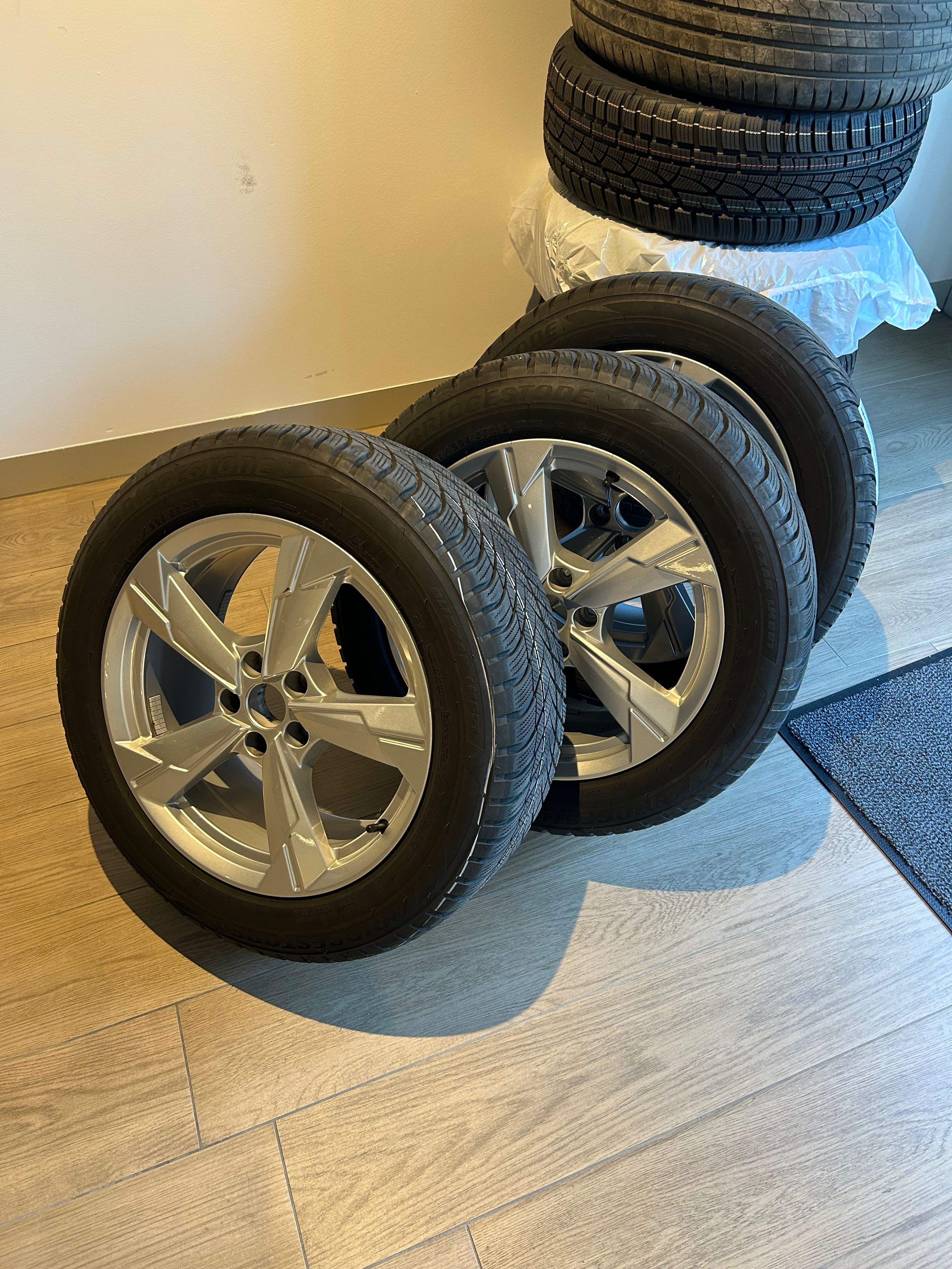 Oryginalne felgi aluminiowe Audi z oponami zimowymi 225/55R18