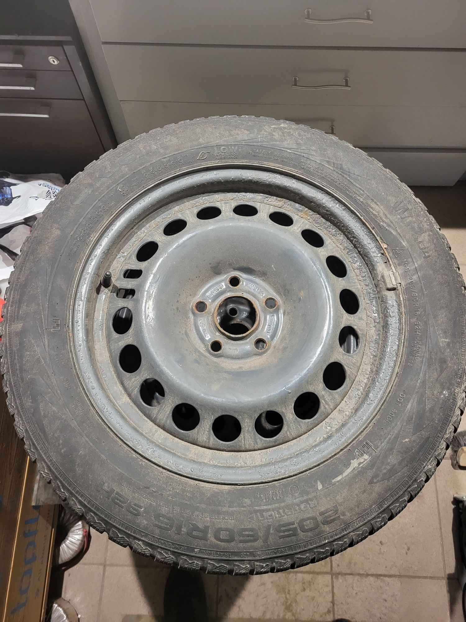 Koła z zimowymi oponami Nokian 205/60 R16 5x105