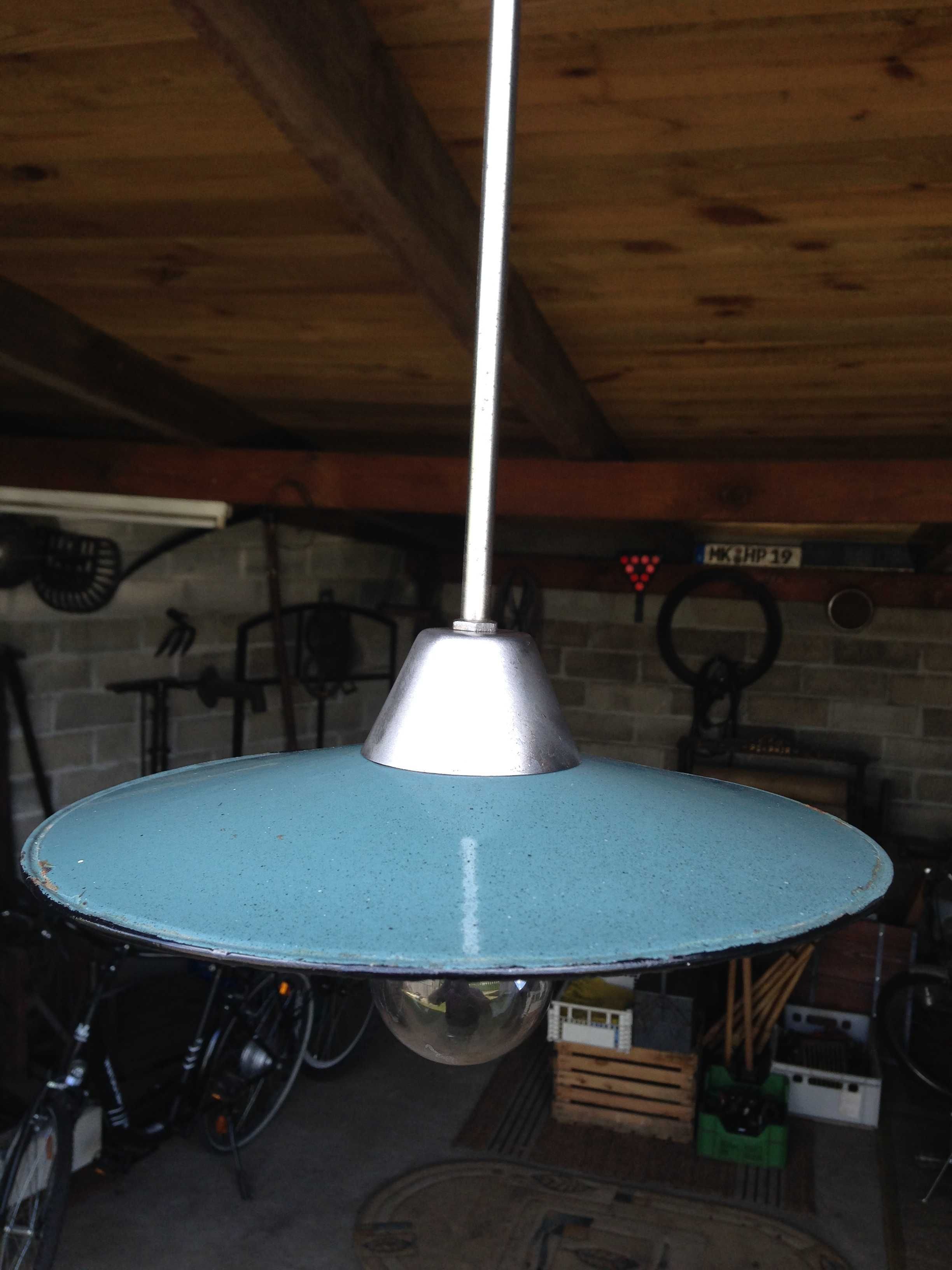 Stara lampa sufitowa z blaszanym emaliowanym kloszem.
