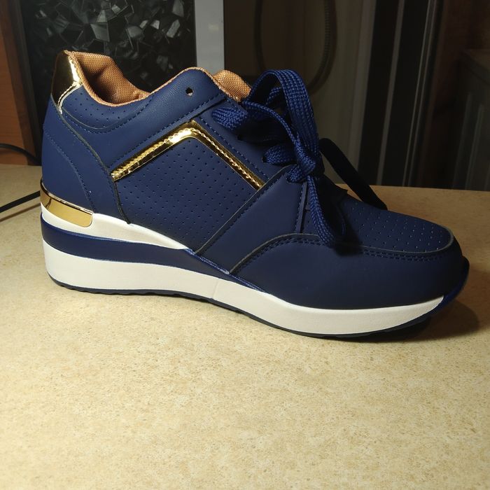 Женские кроссовки новые 37 размер