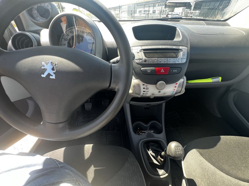 Peugeot 107 1.0 Trendy com AC de 2009, 5 portas, 4 lugares