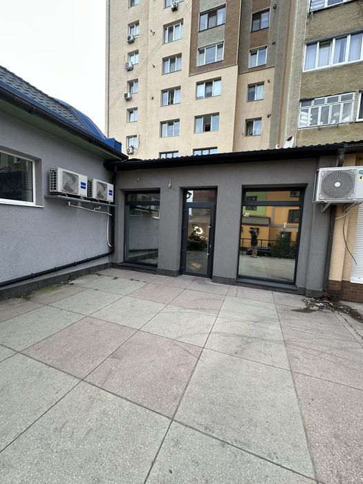 Оренда робочого місця в студії краси, кушетка, столик