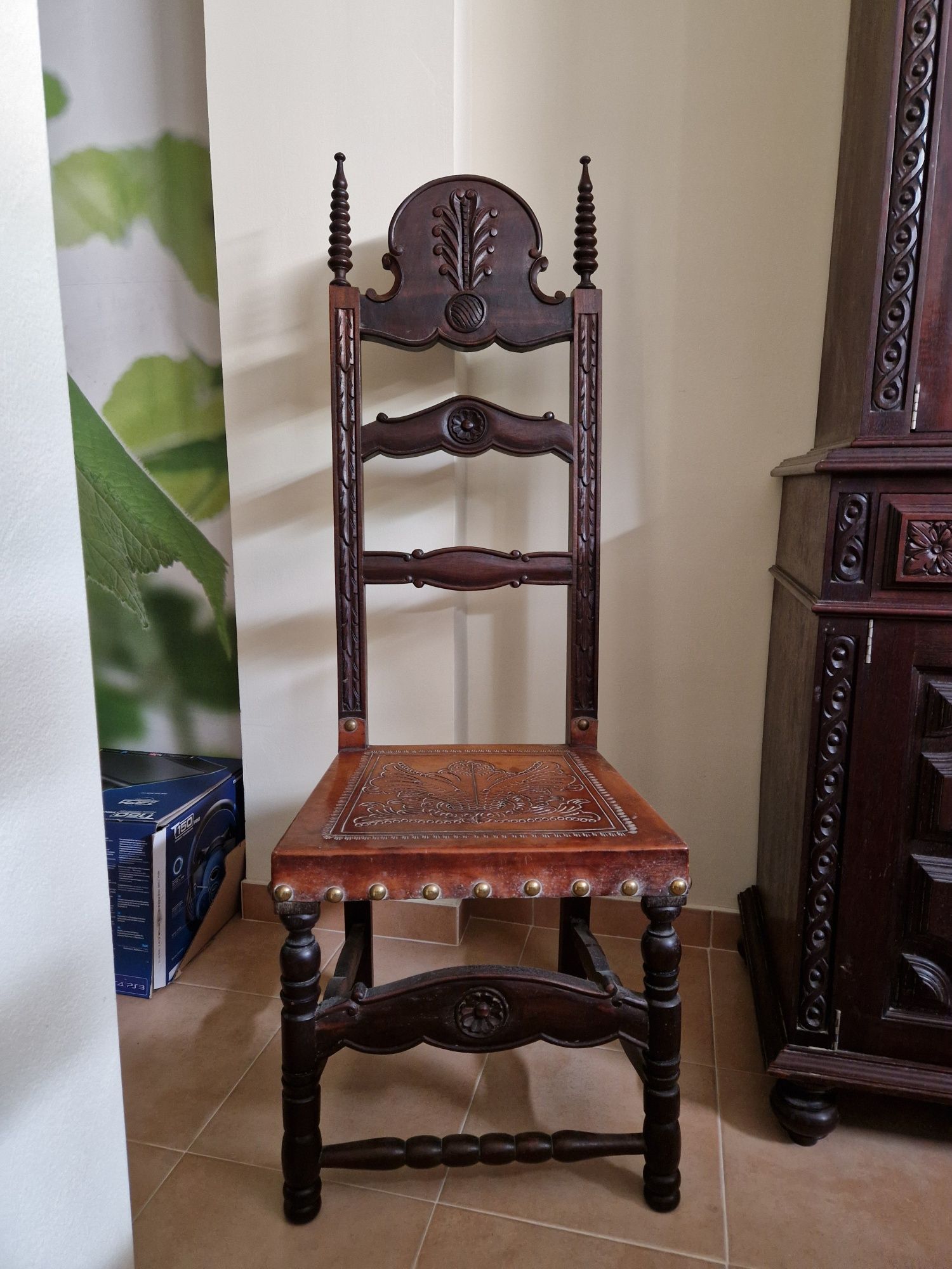 Cadeirão senhorial em pele gravada e pau-santo entalhado / Vintage