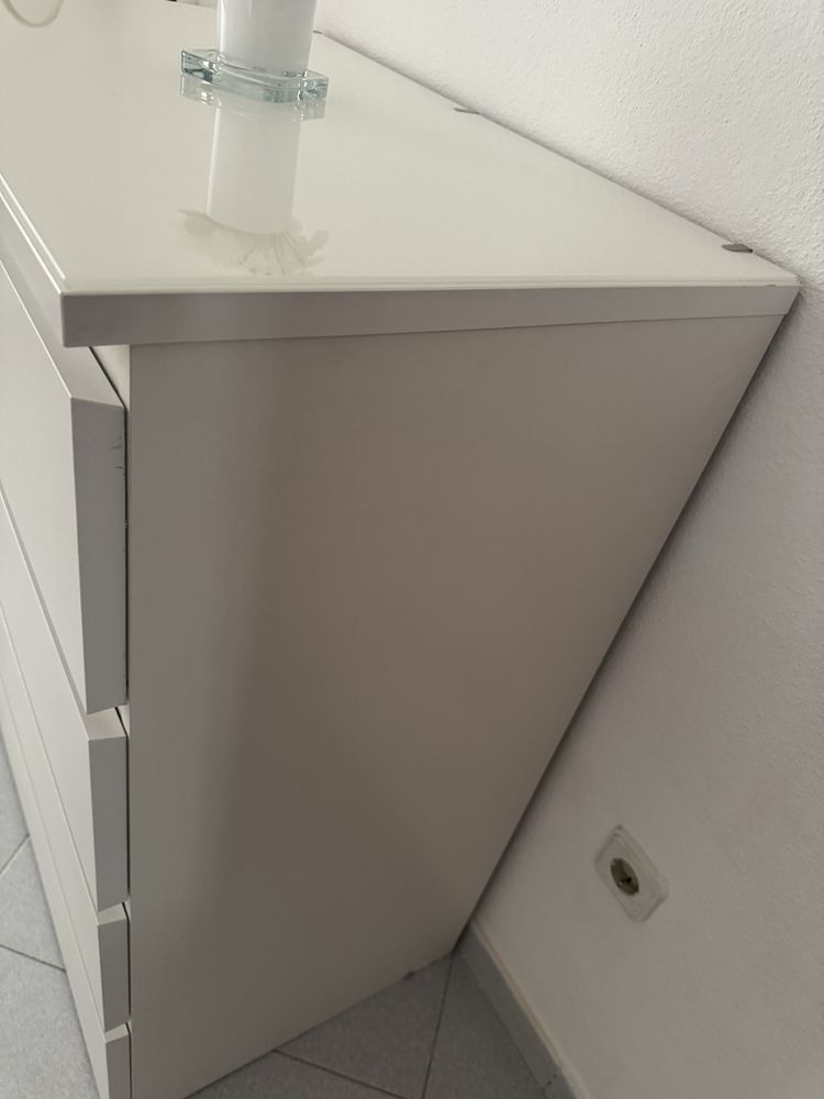 Comoda quatro gavetas com tampo de vidro