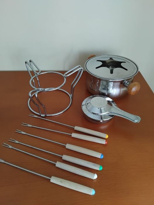 Fondue com acessórios.