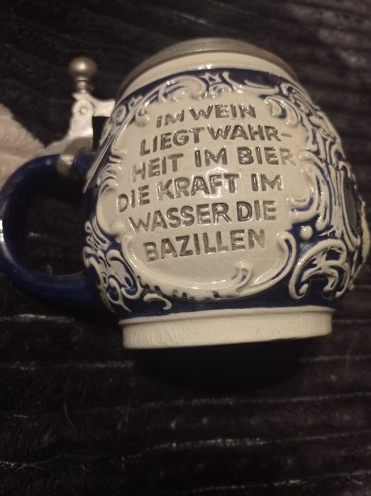 Pękaty kufel z deklem.