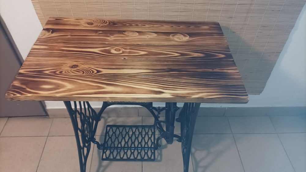 Stolik na podstawie Singer industrial